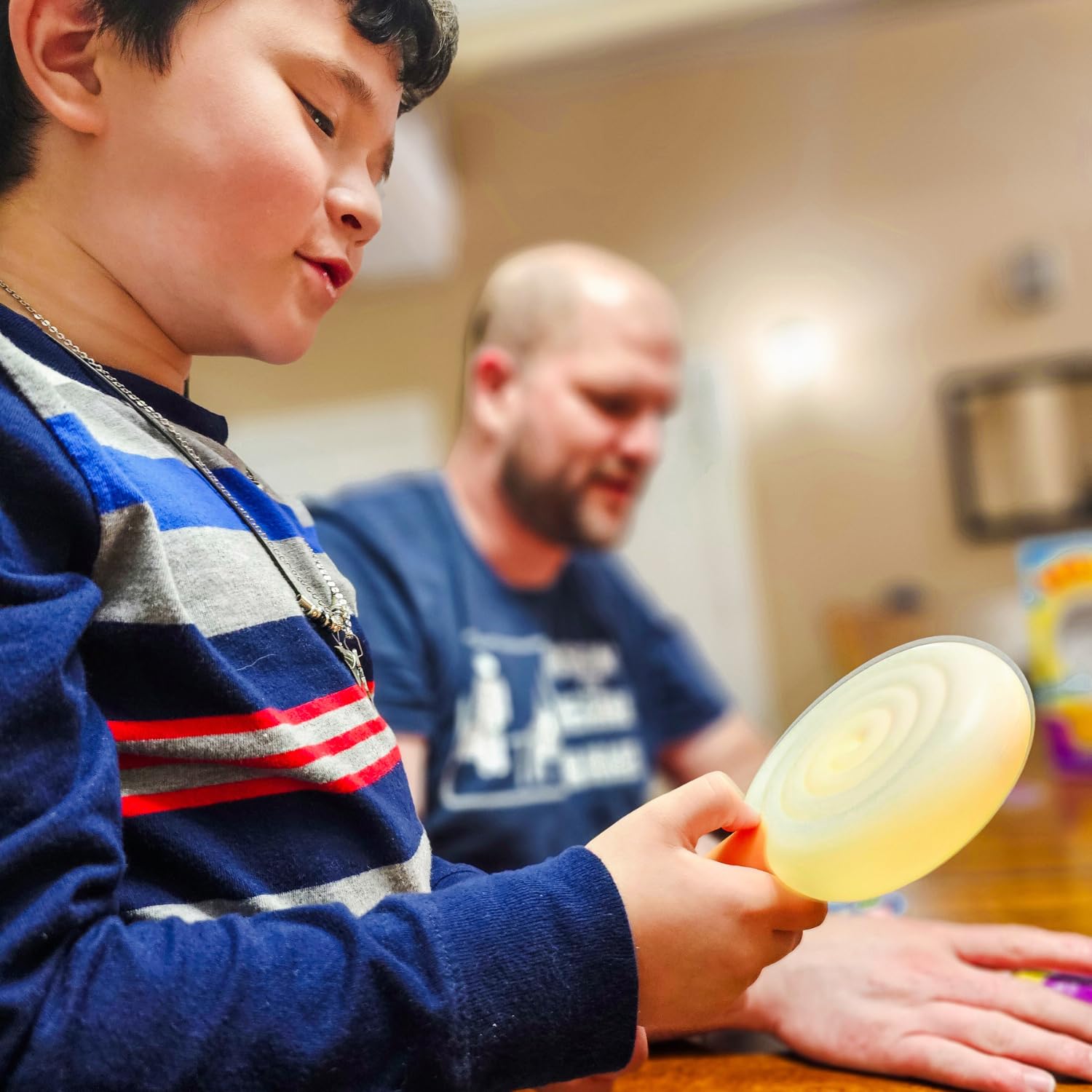 Blue Orange Tabletop Card Game, Electronic Color Flashing Lollipop, Kids Teens Family Adults Game Nights, Speed Matching Party Game, 2 to 6 Players, Ages 7+, Red Lolly Yellow Lolly Games - Image 3